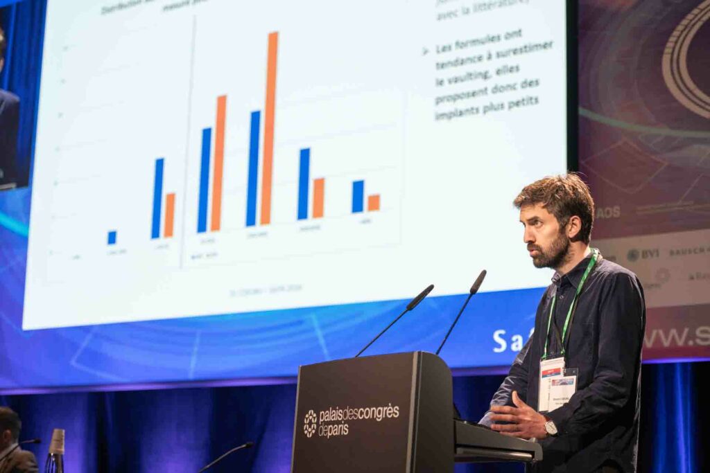 Le Dr Coeuru anime une conférence et présente un support projeté avec des chiffres